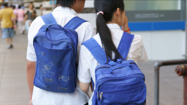 孩子早恋切勿逼迫，父母要采取