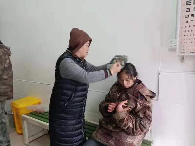 定期开展的表彰大会认可他们，